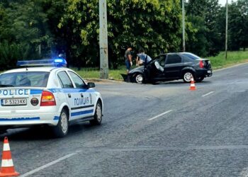 Румънка катастрофира в тролейбусен стълб в Русе