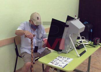 Избиратели в Русе късат разписките от машините, не били верни /ВИДЕО/
