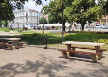 Подменят пейките с нови в центъра и край блоковете в Русе