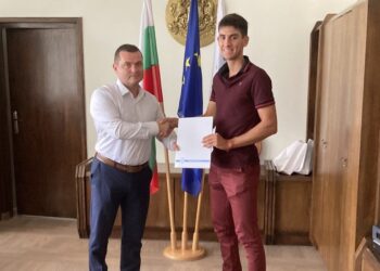 Кметът награди бронзовия медалист от световното Лазар Пенев