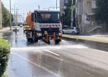 Започна миенето с препарат и общинска вода и на булевардите в Русе