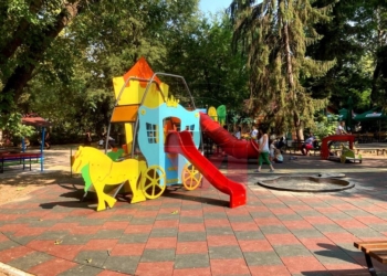 Нова детска площадка радва малчуганите в Младежкия парк