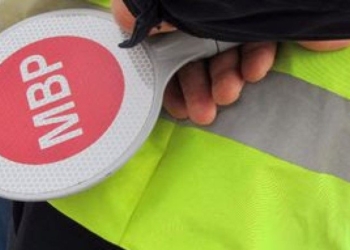 Хванаха млада шофьорка без книжка, с чужди табели и с дрога в колата