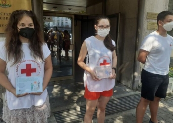 Доброволци на БЧК раздават брошури за ваксините в Русенско
