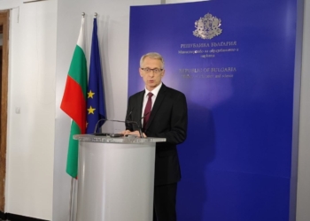 МОН: Първокласниците да имат 15 септември, задължителни маски за учителите