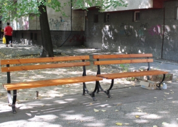 Нови пейки слагат пред блоковете, русенци могат да дават заявки