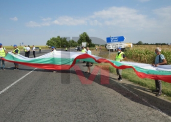 Протестиращи затвориха пътя Русе-Разград със 100-метров трибагреник /ВИДЕО/