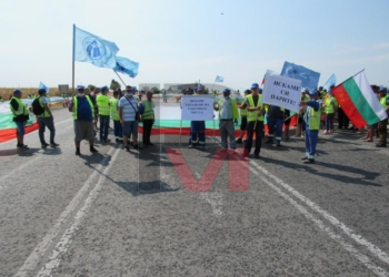 Протестиращи затвориха пътя Русе-Разград със 100-метров трибагреник /ВИДЕО/