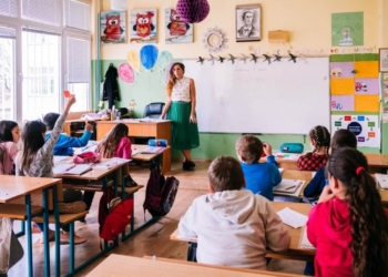 Учители от програма „Нов път в преподаването“ влизат в клас в Русе и Ветово