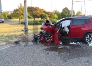 Джип се вряза в стълб на бул.“България“, двама чужденци пострадаха /ВИДЕО/