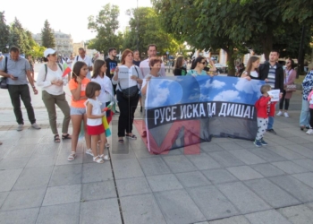 Едва 50-ина русенци се включиха в протеста за чист въздух /ВИДЕО/