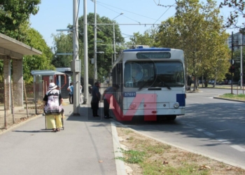 Тролейбус с пътници се вряза в лек автомобил /ВИДЕО/