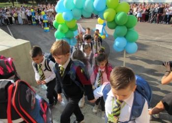 В Русе: Първият учебен ден започна стъпаловидно и с много емоции /ВИДЕО/