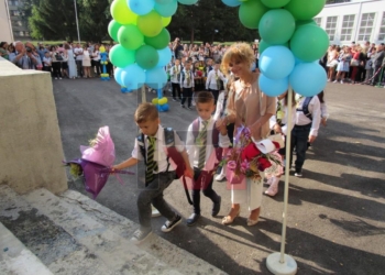 В Русе: Първият учебен ден започна стъпаловидно и с много емоции /ВИДЕО/