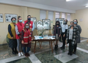Младежкият БЧК в Русе дари на архива „Капсула на времето“ с послания