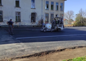 Бъзън преобрази двора на училището, иска да си върне сградата