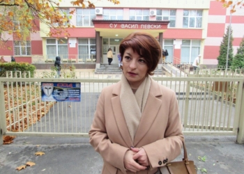 Десислава Атанасова гласува след дълго чакане и рестарт на машината /ВИДЕО/