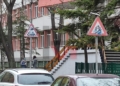 Забелязано в Русе: Абсурди по улиците с коли, знаци и контейнери