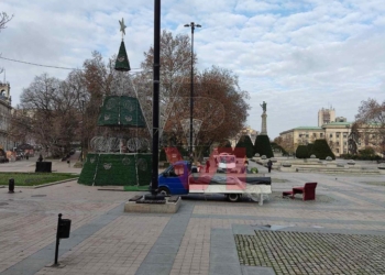 Коледният дух превзема Русе, поставиха елхата на ново място