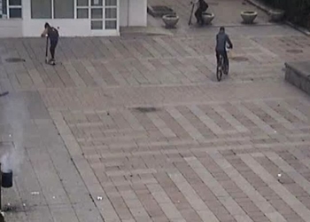 Деца хвърляха пиратки в кошче край операта в Русе