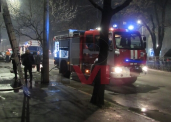 Пожар в центъра на Русе, младежи и съсед рискуваха да спасят жена /ВИДЕО/