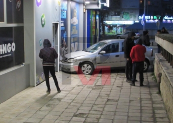 Лек автомобил за малко да „влезе“ в игрална зала /ВИДЕО/