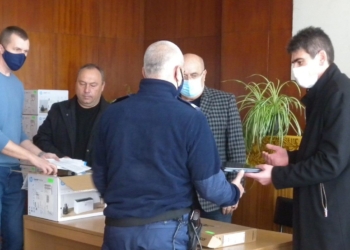 Полицаите от Сливо поле получиха нова компютърна техника от общината