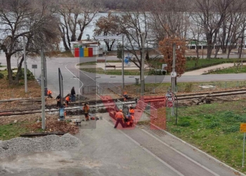Подменят настилката на жп прелеза под хотел „Рига“, движението е спряно