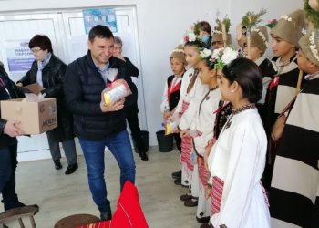 Във Ветово отбелязаха Банго Василий, кметът раздаде лакомства на децата