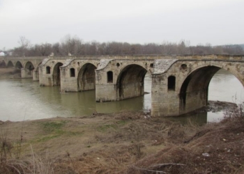 В Бяла хвърлят Богоявленския кръст във водите на река  Янтра