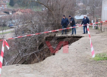 Срутване на земна маса откъсна къщи във Ветово и затрупа път /ВИДЕО/