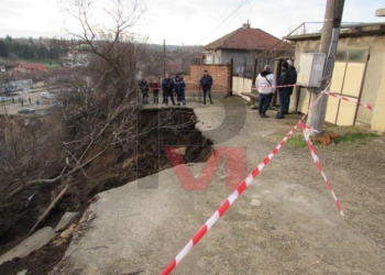 Срутване на земна маса откъсна къщи във Ветово и затрупа път /ВИДЕО/