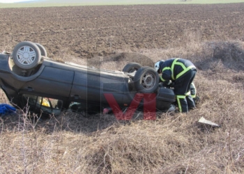 Автомобил се обърна по таван, трима души са в болница /ВИДЕО/