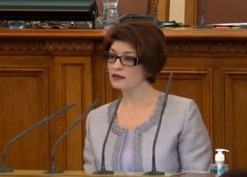 Десислава Атанасова: Самоизолирах се, но поведението на Минчев е безотговорно