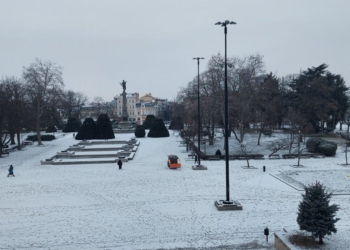 16 машини и 48 работници чистят пътища и тротоари в община Русе