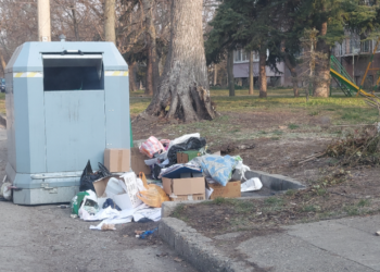 Затруднено е обслужването на контейнерите край парка заради ВиК-дейностите