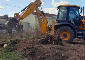 Започна разчистването на терена за лятната сцена на Кукления театър в Русе