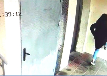 Момиче троши вандалски пасарелката на бул.“България“ /ВИДЕО/