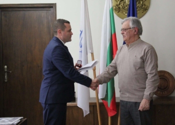 Юбилярят Минко Цочев със златна значка за приноса си в развитието на просветата в Русе