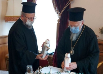 Митрополит Наум поднесе розово масло за мироварене на Вселенския патриарх