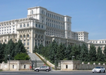 Румънците се самоопровергаха: Остава формулярът за влизане в страната
