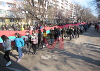 Празнично шествие с 80-метрово знаме сложи началото на 3 март в Русе /ВИДЕО/