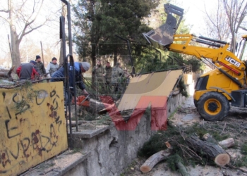 Рухнало дърво потроши оградата на военното поделение в Русе /ВИДЕО/