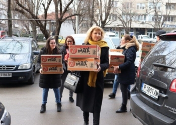Служители на Областна управа-Русе дариха храни за пункта на БЧК на Дунав мост