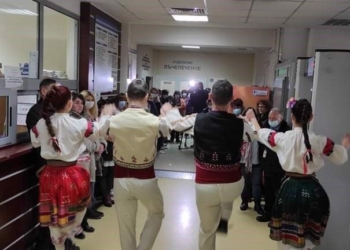 Народни танци, цветя и картички зарадваха жените в Онкодиспансера в Русе