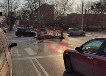 Изкоп по средата на кръстовището на „Олимп“ затруднява движението