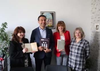 Министър Лорер търси дядовата си къща в Русе, намери книгите му в библиотеката