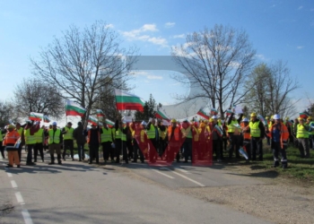 Липсата на пари за пътища в Русенско изкара на протест фирмите /ВИДЕО/