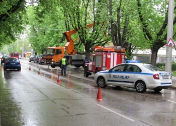 Пожарникари и полицаи разчистваха опасни и паднали клони /ВИДЕО/