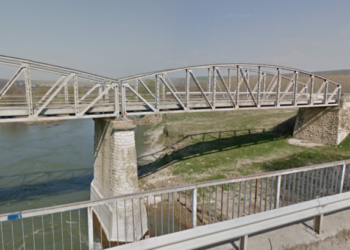 Беленските полицаи спасиха момиче, висящо от мост над р. Янтра